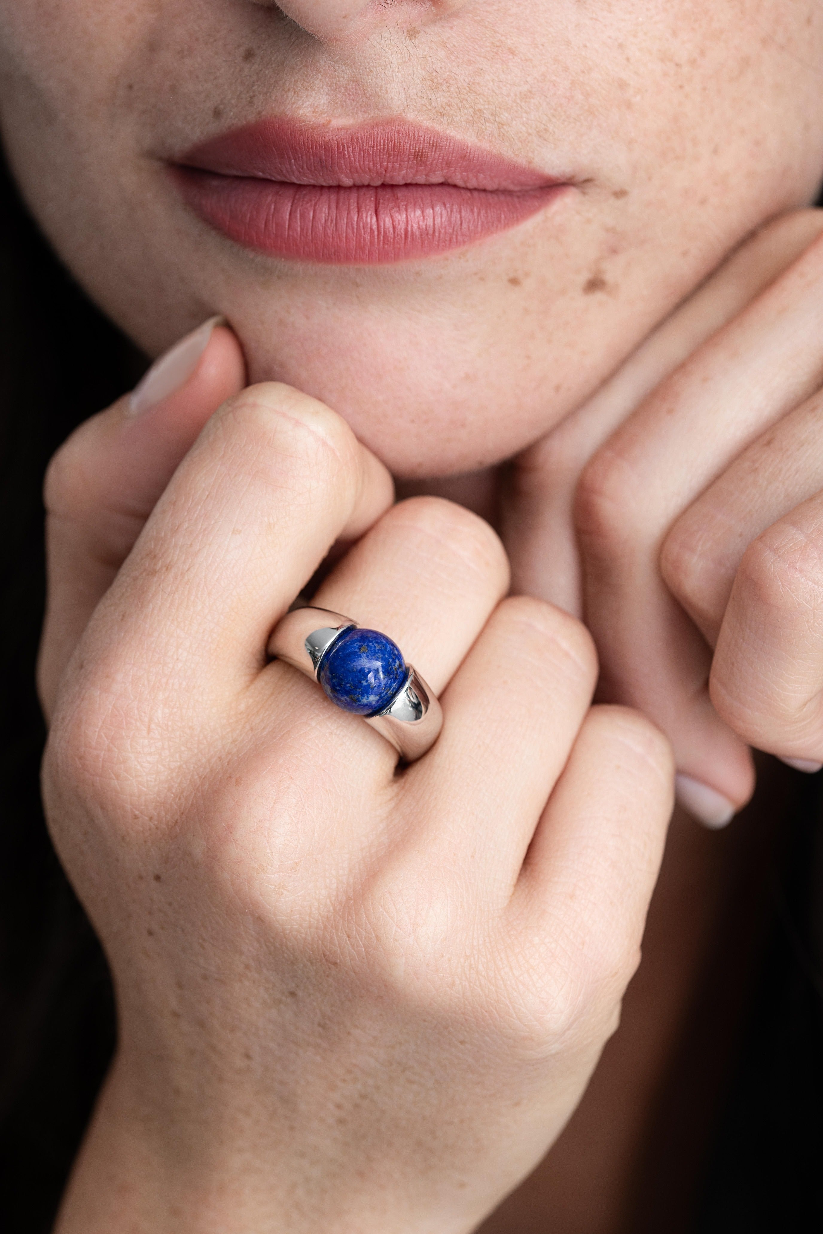 Bijou porté, pierre interchangeable, style moderne, bague boule et lapis