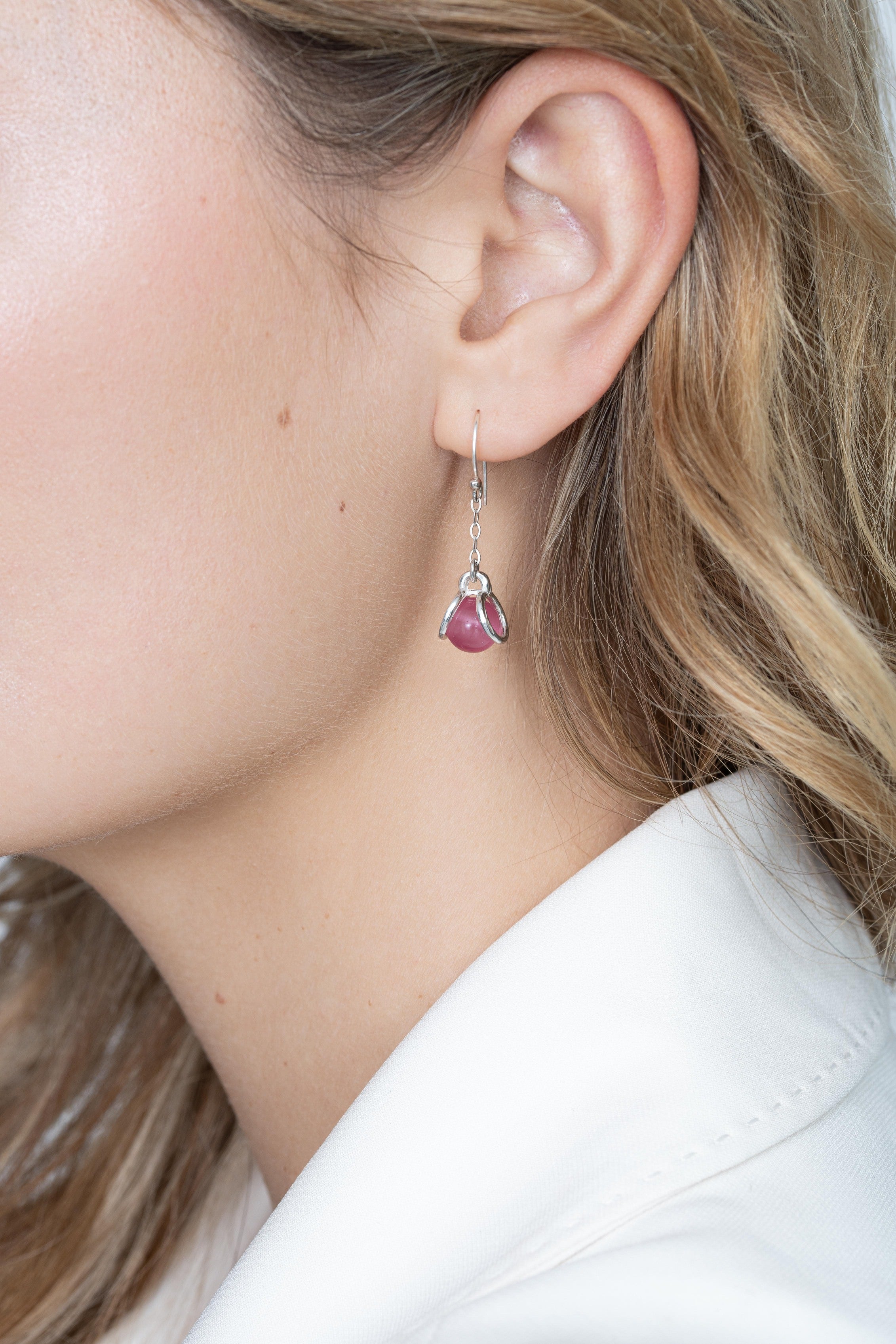 Photo mannequin boucle oreille pierre oeil de chat rose