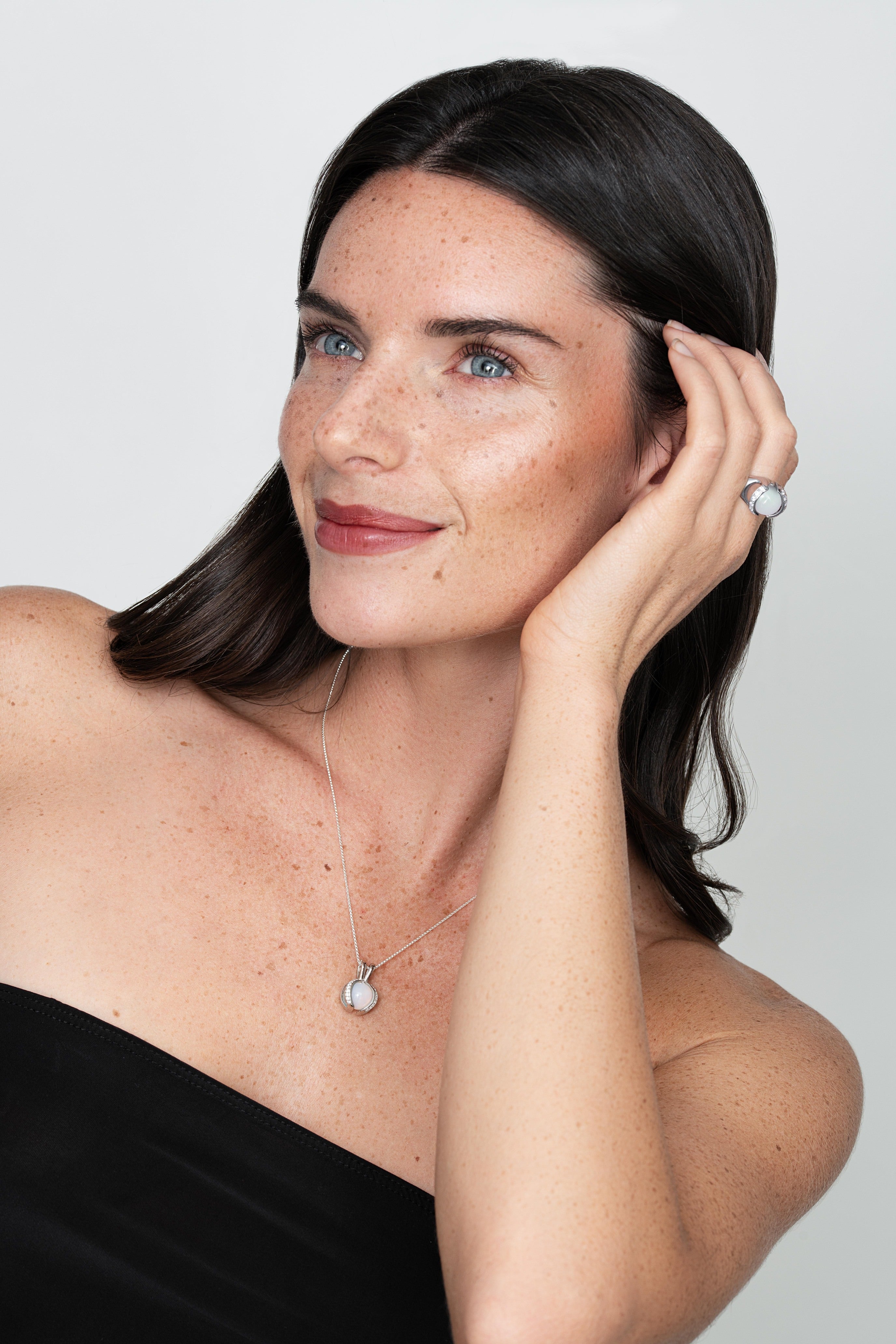 Photo mannequin collier et bague zircons et pierre opaline