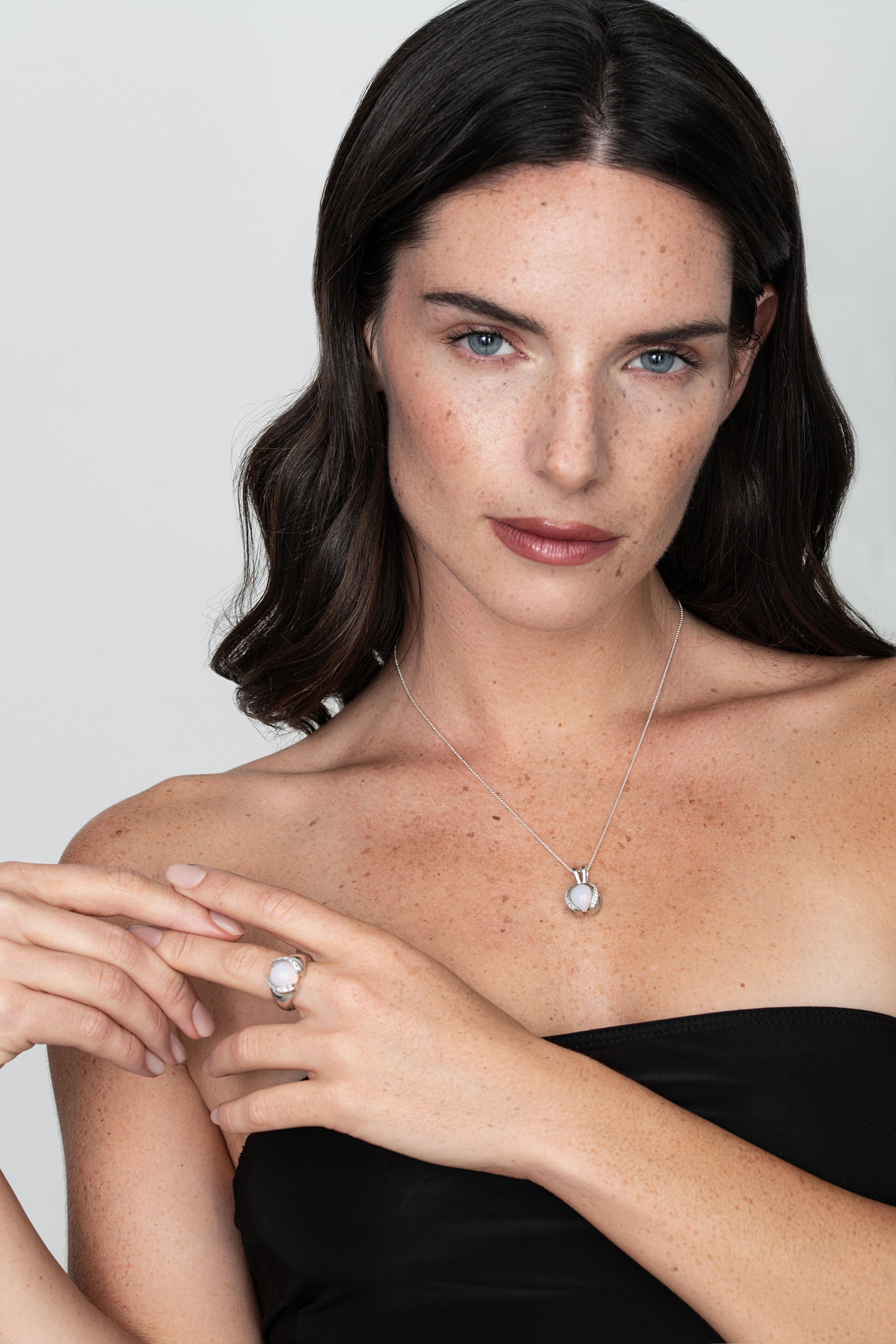 Photo mannequin bijou interchangeable porté collier et bague zircons avec opaline