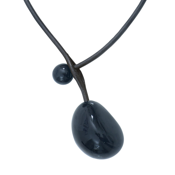 creation de bijoux en ivoire végétal , collier en tagua avec une graine noire teintée. 