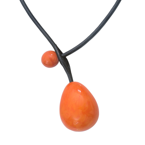 Il s'agit d'un  Collier en ivoire végétal orange avec une ouverture devant en forme de boutonnière sur le tour de cou en cuir. 