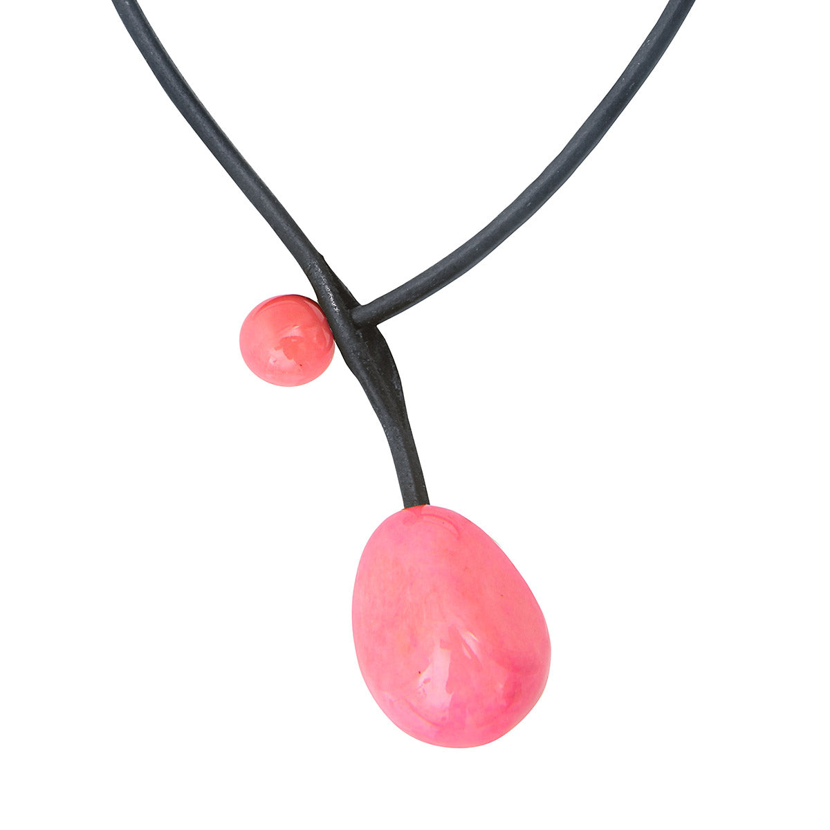 Il s'agit d'un  Collier en ivoire végétal rose avec une ouverture devant en forme de boutonnière sur le tour de cou en cuir. 