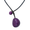 Il s'agit d'un  Collier en ivoire végétal violet avec une ouverture devant en forme de boutonnière sur le tour de cou en cuir. 