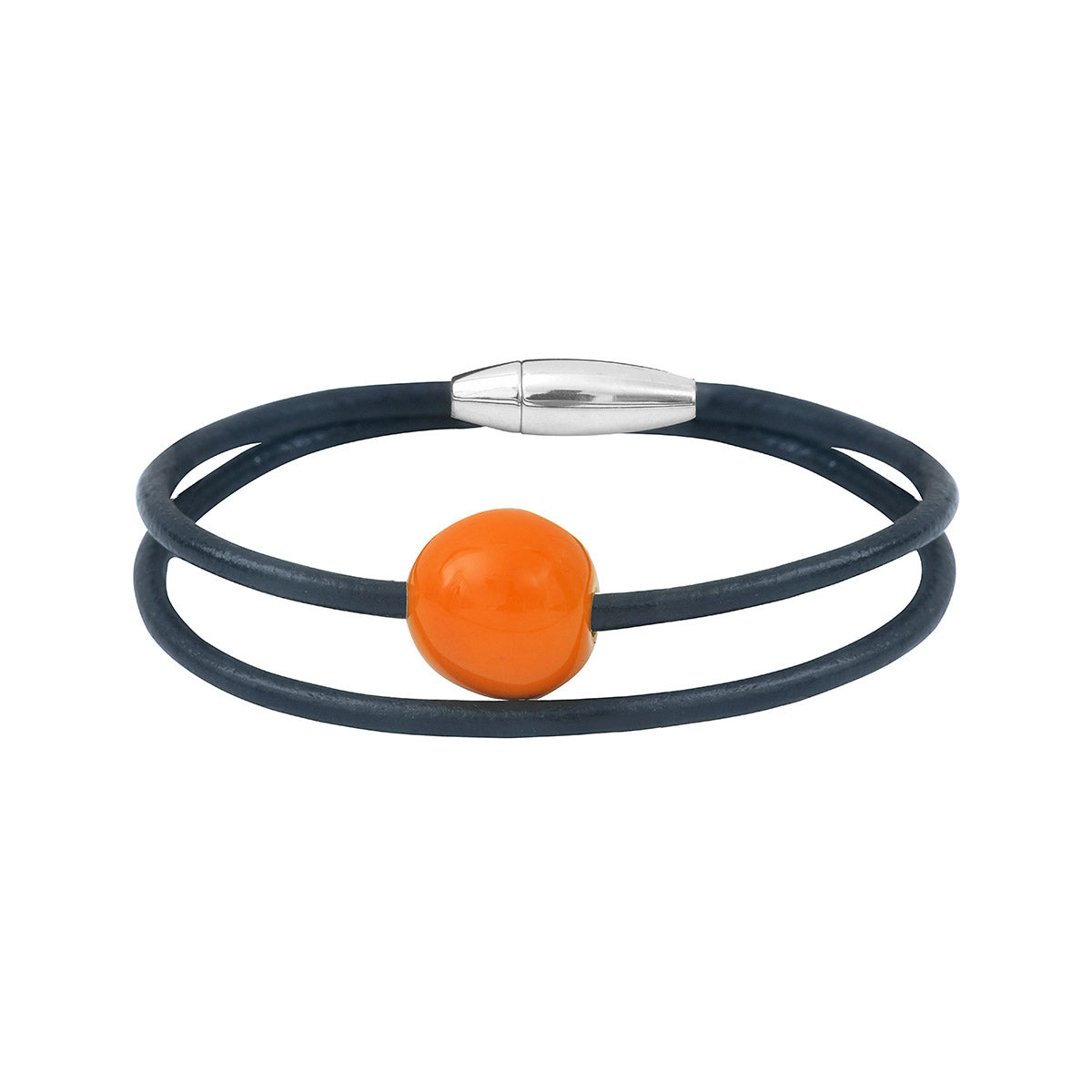 Bracelet fabriqué en cuir avec un fermoir en acier inoxydable. Graine d'ivoire végétal teintée en  orange sur double tour de cuir