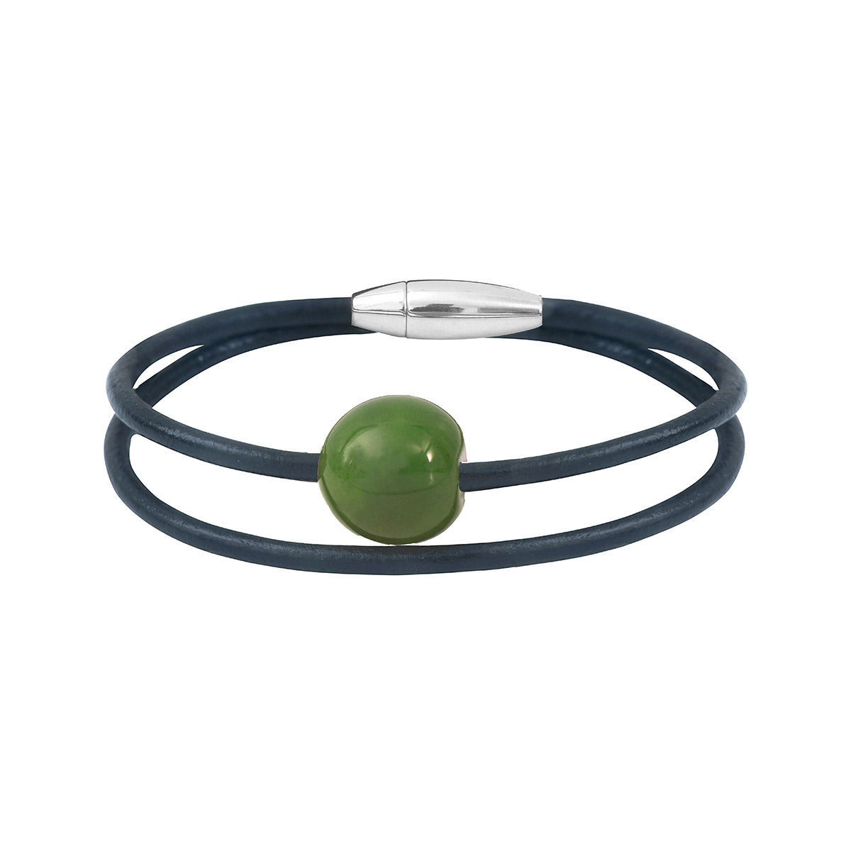 Bracelet fabriqué en cuir avec un fermoir en acier inoxydable. Graine d'ivoire végétal teintée en vert. sur double tour de cuir