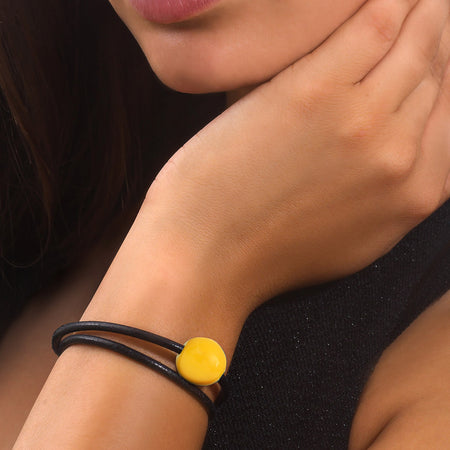 Bracelet cuir et tagua jaune  porté en rappel au collier en ivoire végétal. Bracelet cuir avec fermoir magnétique en acier inoxydable.