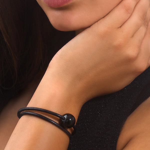 Bracelet cuir et tagua noire  porté en rappel au collier en ivoire végétal. Bracelet cuir avec fermoir magnétique en acier inoxydable.