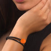 Bracelet cuir et tagua orange  porté en rappel au collier en ivoire végétal. Bracelet cuir avec fermoir magnétique en acier inoxydable.